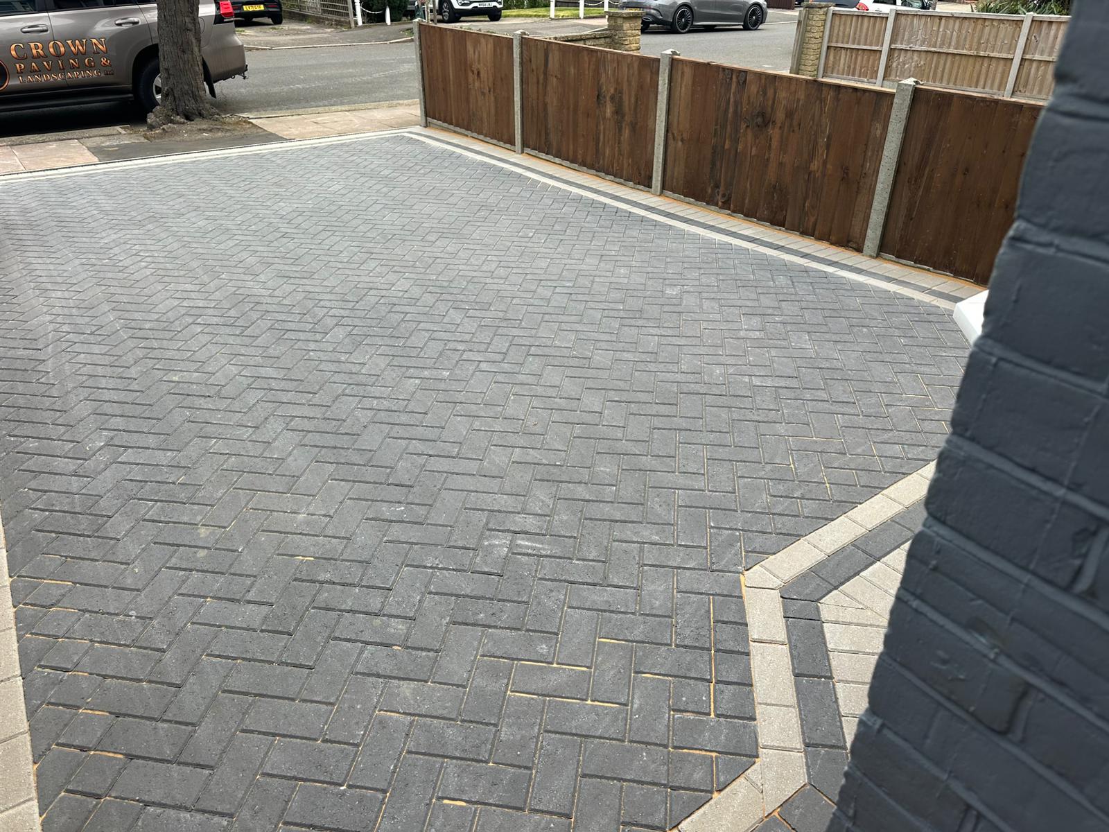 Driveway with detailed edging and drainage solution